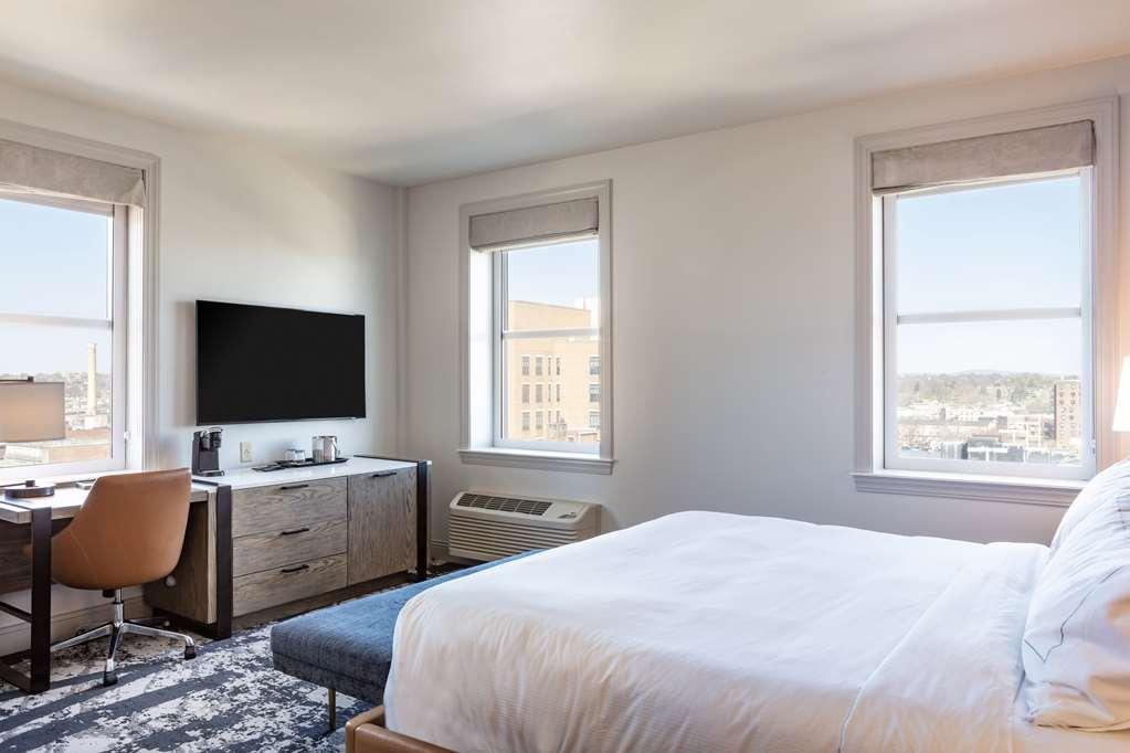 The Yorktowne Hotel, Tapestry Collection By Hilton Room photo